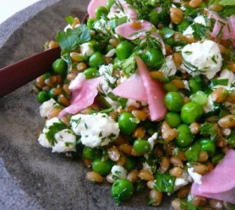Speltsalade met kruiden, doperwten en feta